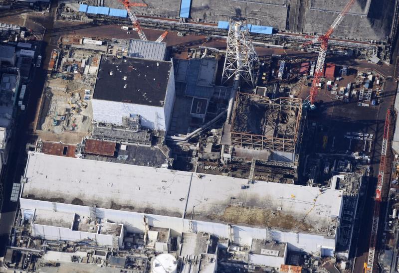 <p>Das von einem News-Hubschrauber aus aufgenommene Foto zeigt die Reaktorgebäude Nr. 1 (rechts) und Nr. 2 des Kernkraftwerks Fukushima Daiichi, das durch ein Erdbeben am 11. März 2011 beschädigt wurde.</p>