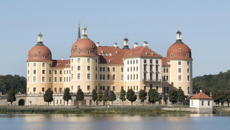 <p>Das Schloss Moritzburg diente als Außenkulisse für den bekannten Märchenfilm.</p>
