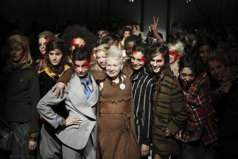 <p>Die britische Designerin Vivienne Westwood posiert mit Models nach ihrer Herbst/Winter 2015 Show auf der London Fashion Week.</p>