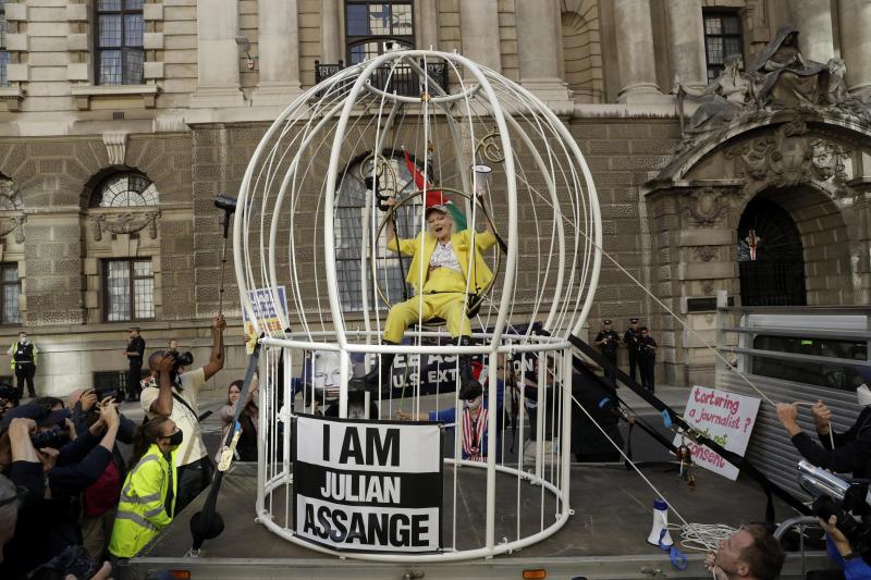 <p>Die Modedesignerin Vivienne Westwood sitzt vor dem Old Bailey Gericht in einem riesigen Vogelkäfig, um gegen die Auslieferung des WikiLeaks-Gründers Julian Assange an die USA zu protestieren.</p>