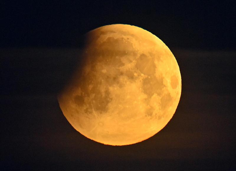 <p>Der Beginn einer Mondfinsternis ist am frühen Morgen am Himmel zu sehen. Auch das Jahr 2023 hat zahlreiche Highlights am Nachthimmel zu bieten.</p>