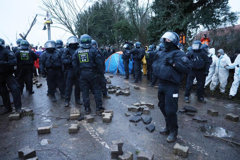 <p>Aktivisten und Polizisten stehen sich am Rande des besetzten Braunkohleorts Lützerath direkt gegenüber.</p>