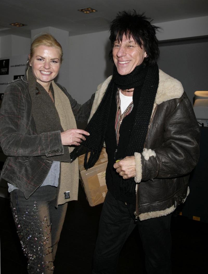 <p>Ein Schnappschuss aus dem Jahr 2007: Jeff Beck und seine Frau bei der Ankunft zum Led Zeppelin-Tributkonzert für Ahmet Ertegun im „02“ in Greenwich.</p>