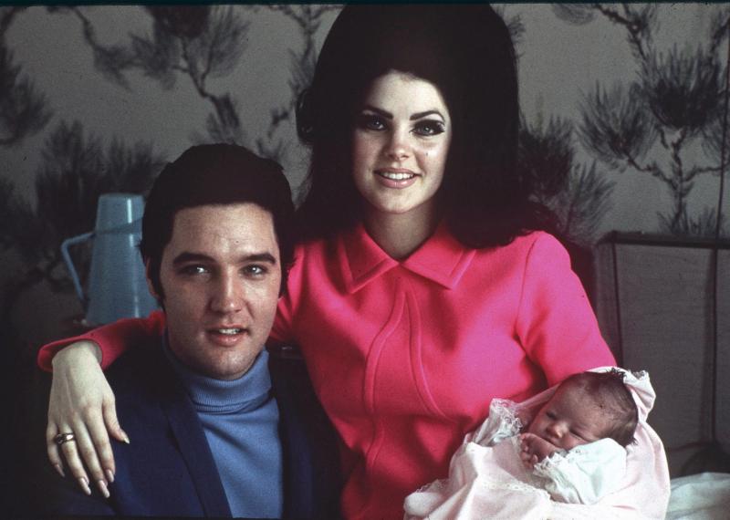 <p>Ein Schnappschuss aus dem Jahr 1968: Der US-amerikanische Rock'n Roll Star Elvis Presley mit seiner Frau Priscilla und ihrer Tochter Lisa Marie in einem Zimmer des Baptist-Krankenhauses.</p>