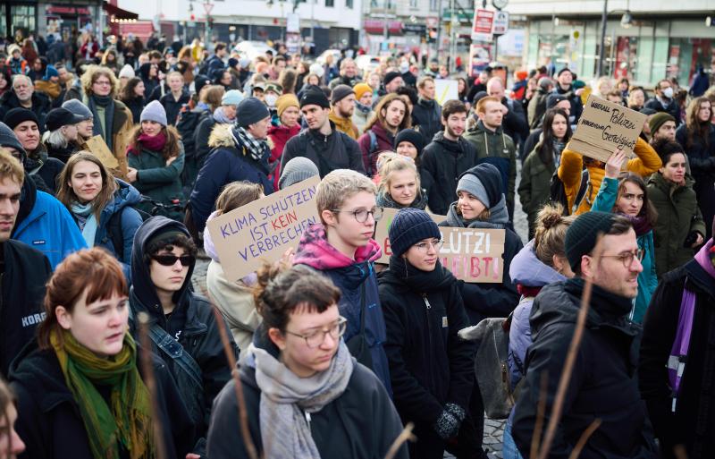 <p>Über 300 Personen haben in Berlin am Samstag an der Demonstration gegen die Räumung Lützeraths teilgenommen.</p>