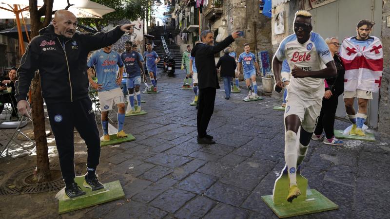 <p>Im Spanischen Viertel können Tifosi Selfiesmit den„Spielern“ Neapelsmachen.</p>