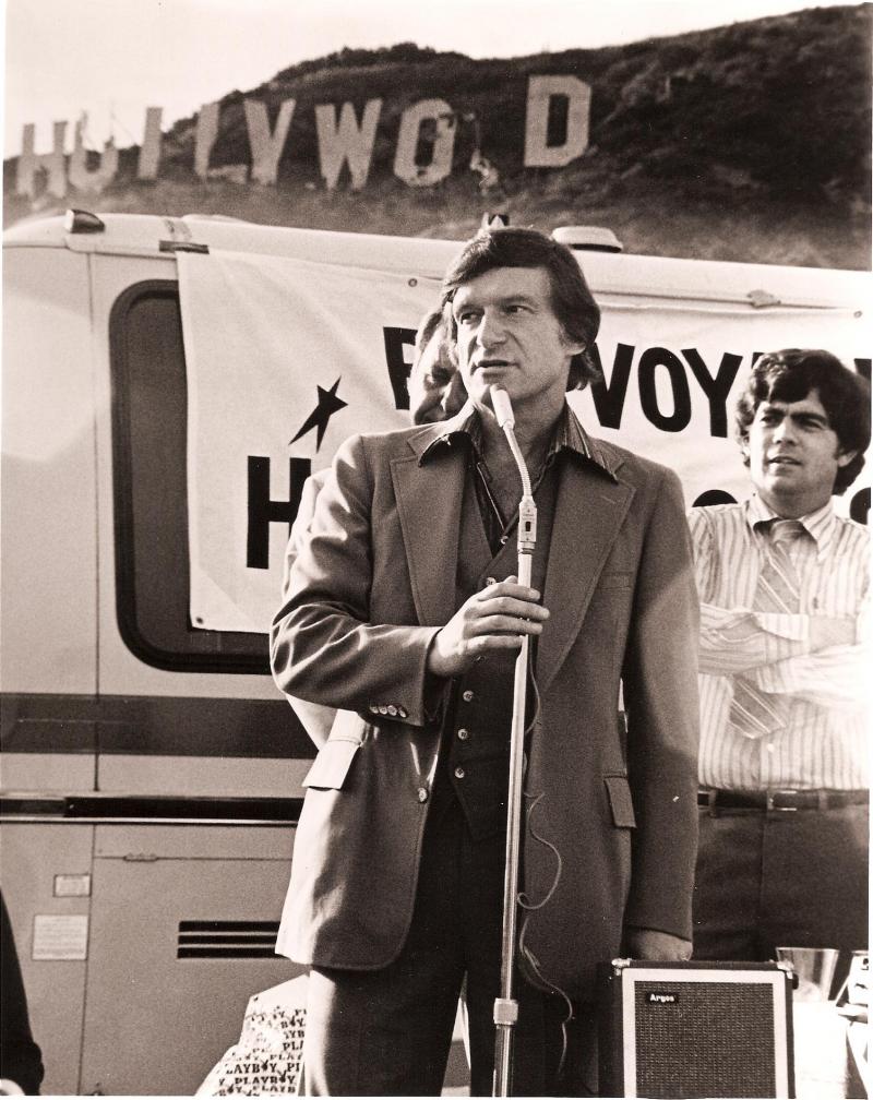 <p>Playboy-Gründer Hugh Hefner spricht in den 1970er Jahren vor dem Hollywood Sign.</p>