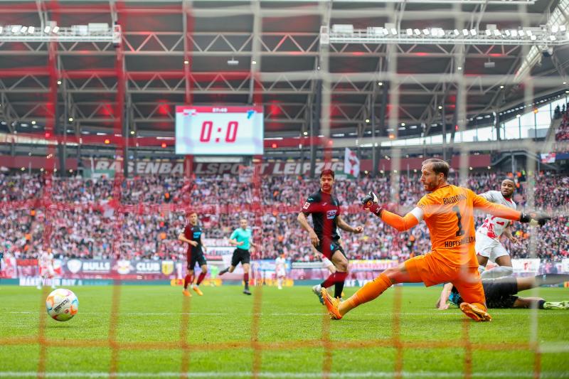 <p>Hoffenheims Torwart Oliver Baumann kann den Treffer zum 1:0 durch Leipzigs Christopher Nkunku (rechts) nicht verhindern.</p>