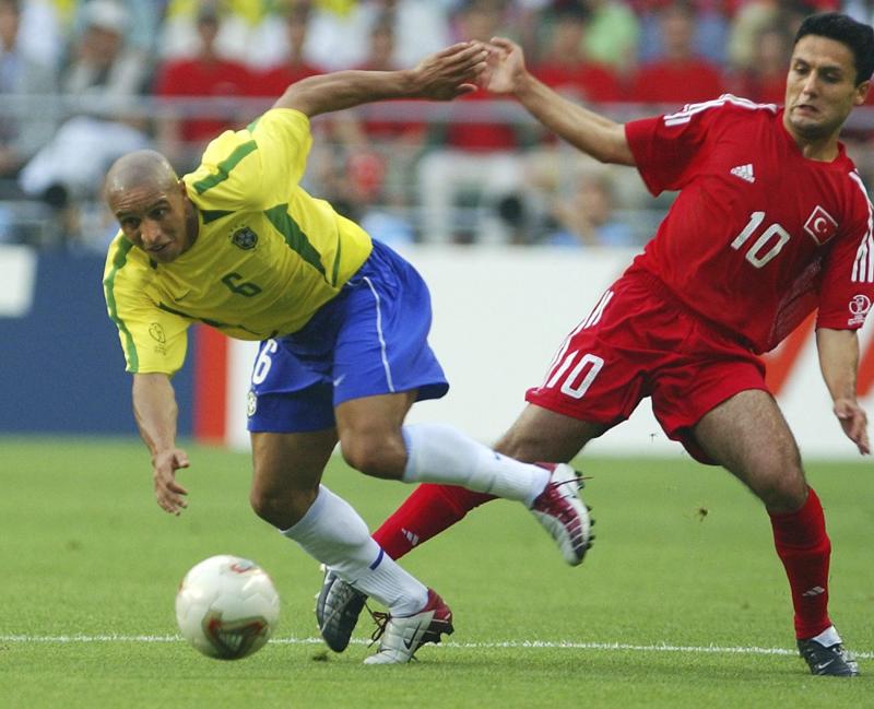 <p>Yildiray Bastürk (r.) im Trikot der türkischen Nationalmannschaft bei der WM 2002 im Vorrundenspiel gegen Brasiliens Roberto Carlos</p>