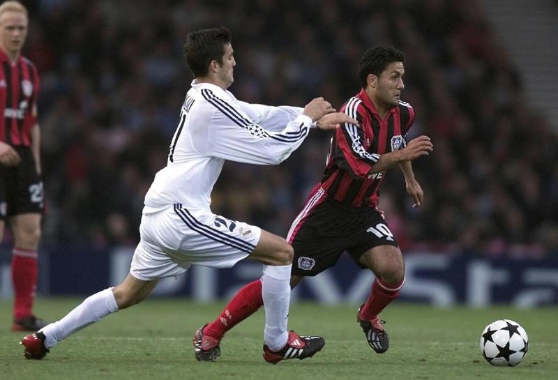 <p>Yildiray Bastürk (r.) im Finale der Champions League 2002 gegen Santiago Solari von Real Madrid</p>