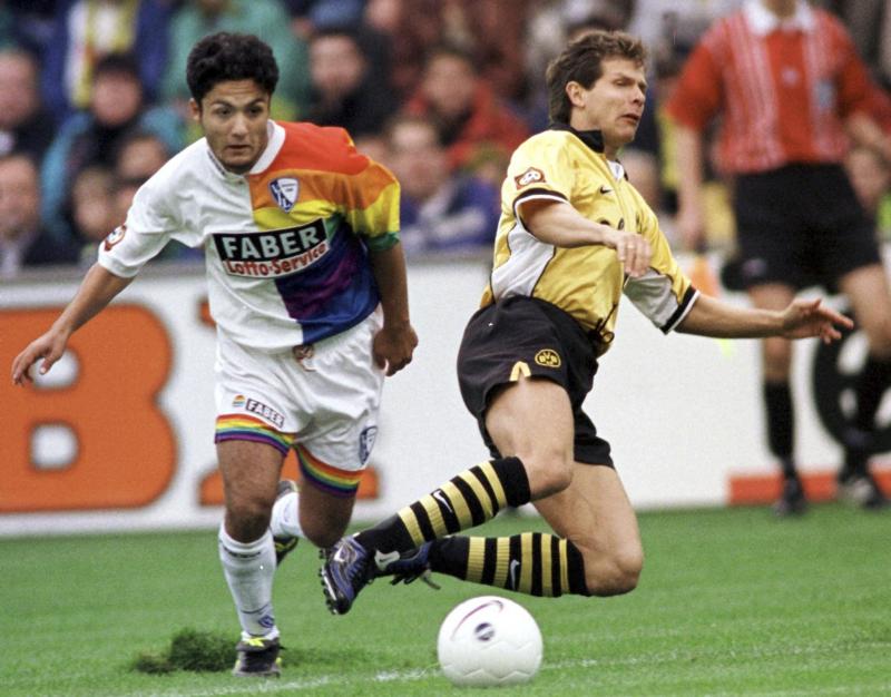 <p>Yildiray Bastürk (l.) 1998 im Trikot des VfL Bochum gegen Andreas Möller von Borussia Dortmund.</p>