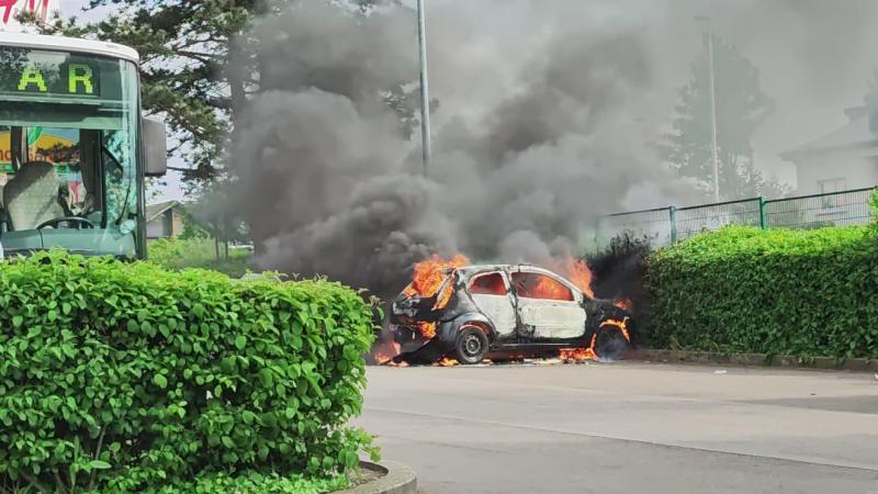 <p>Auf dem Parkplatz des Carrefour-Supermarktes geriet am frühen Mittwochabend ein Fahrzeug in Brand.</p>