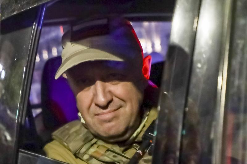 <p>Jewgeni Prigoschin, der Eigentümer des Militärunternehmens Wagner Group, blickt aus einem Militärfahrzeug auf einer Straße in Rostow am Don.</p>