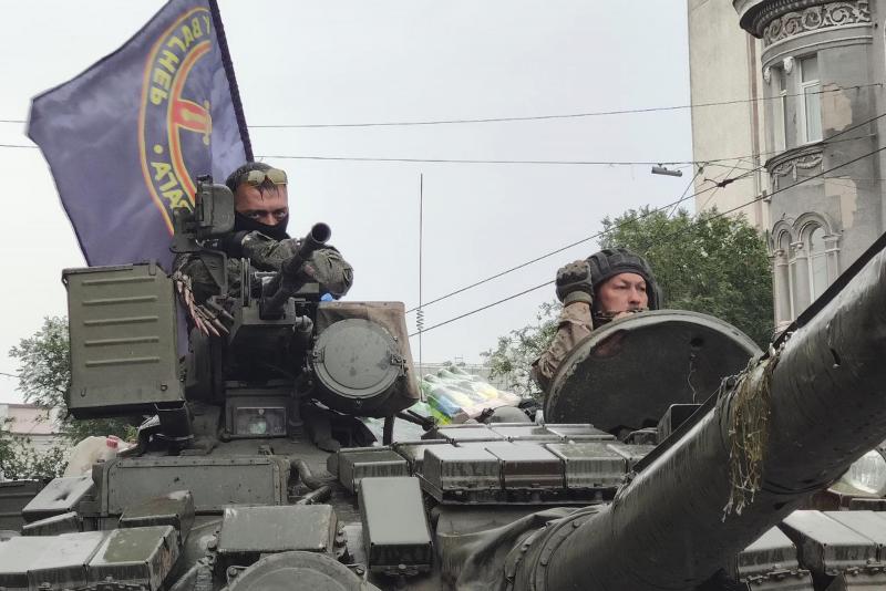 <p>Kämpfer sitzen in Rostow am Don in einem Panzer mit einer Flagge der Wagner-Gruppe, während sie einen Bereich am Hauptquartier des südlichen Militärbezirks bewachen.</p>
