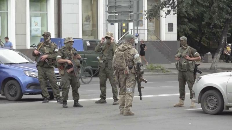 <p>Dieses von Ostorozhno Novosti via AP veröffentlichte Foto zeigt bewaffnete Personen in Uniform, die eine Straße in Rostow am Donblockieren.</p>