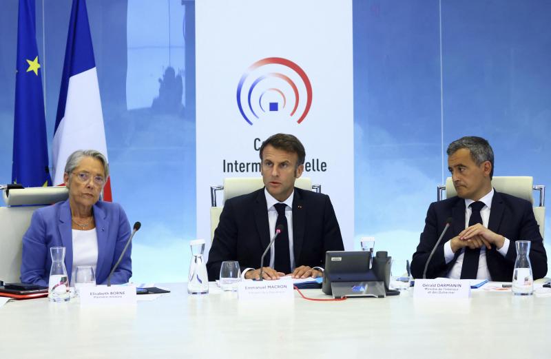 <p>Emmanuel Macron (Mutte) spricht mit Innenminister Gerald Darmanin (rechts) und Premierministerin Elisabeth Borne (links)nach einer Dringlichkeitssitzung der Regierung.</p>