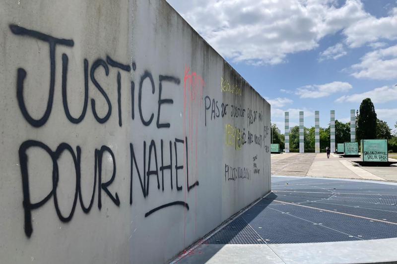 <p>Ein Graffiti mit der Aufschrift „Gerechtigkeit für Nahel“ wurde auf eine Wand in Nanterre gesprüht.</p>