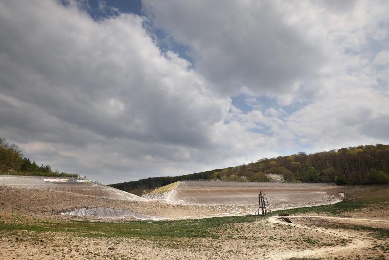 <p>Eine Kerbe ist im Staudamm der Steinbach-Talsperre zu sehen. Nach dem drohenden Dammbruch im Hochwasser vom Juli 2021, ist in den Damm eine Rinne eingebaut worden, durch die Wasser bei Hochständen ablaufen kann.</p>