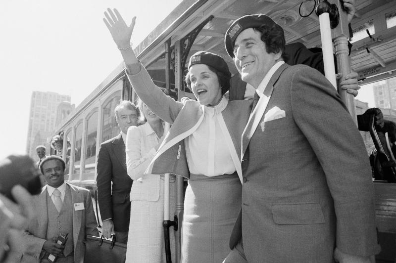 <p>1984: Die damalige Bürgermeisterin von San Francisco, Dianne Feinstein, und der Sänger Tony Bennett, der das Lied „I Left My Heart in San Francisco“ sang, halten sich vor einer Probefahrt an der Außenseite einer Kabelbahn in San Francisco fest.</p>