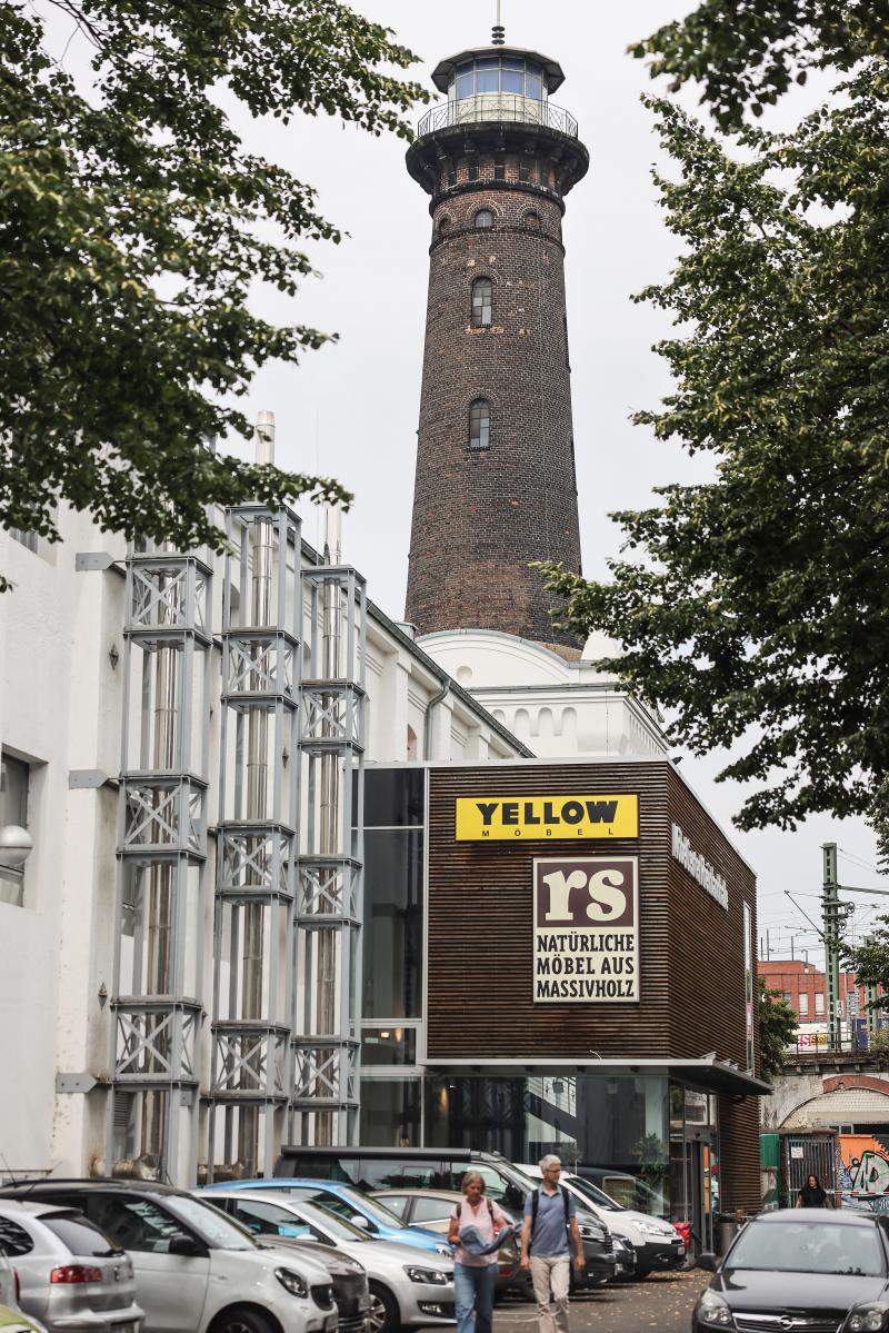 <p>Der Leuchtturm in Köln Ehrenfeld steht über dem Gebäude eines Möbelhauses.</p>