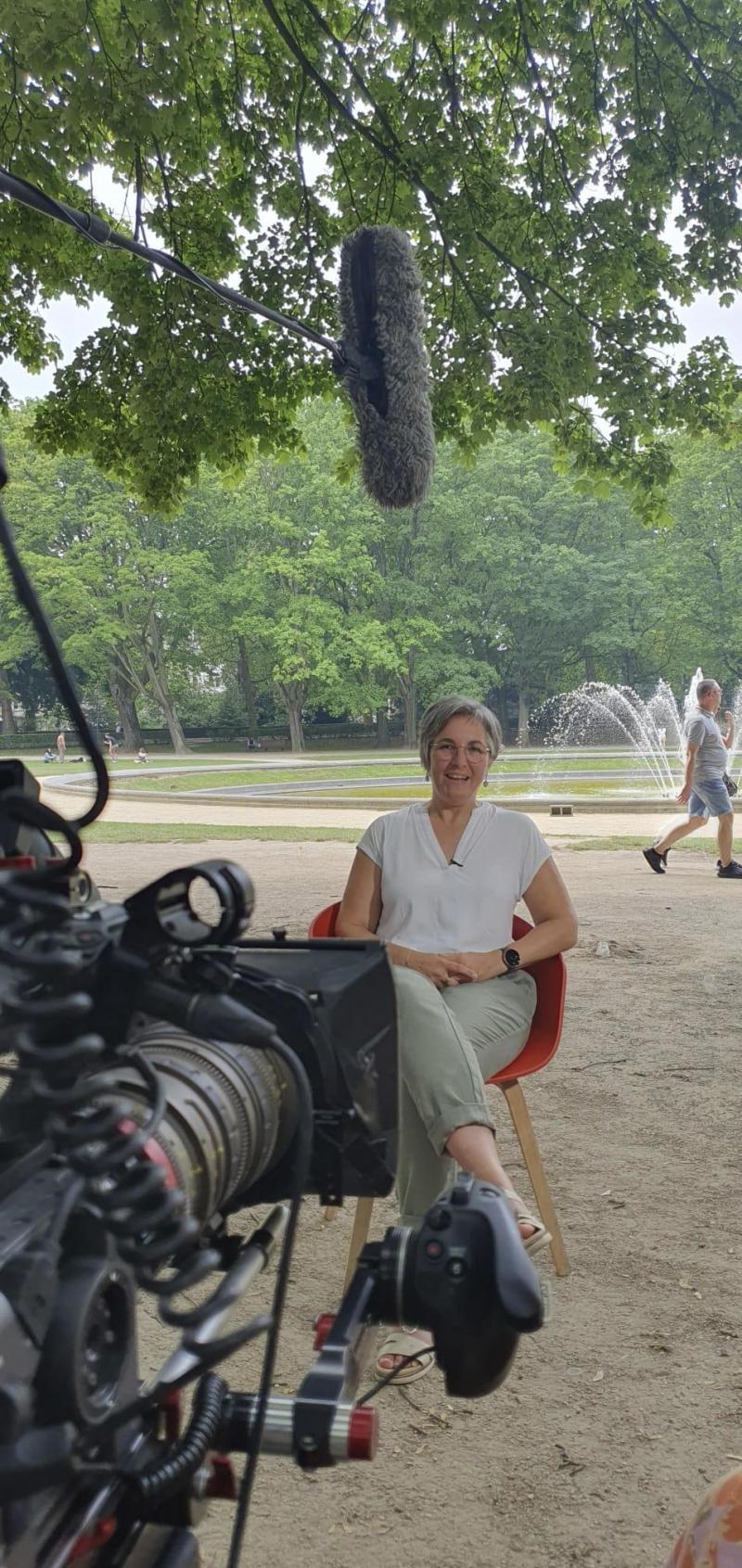 <p>Claudine Kalbusch bei den Dreharbeiten in Brüssel im Vorfeld des 21. Juli</p>