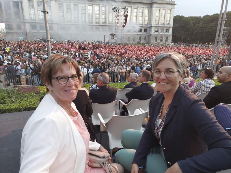 <p>Claudine Kalbusch (rechts), Präsidentin der Krankenhaus- und Augustinerinnenvereinigung (KAV) in St.Vith, verfolgte das Konzert auf der Ehrentribüne gemeinsam mit Brigitte Schrouben, der Koordinatorin der Ehrenamtlichen.</p>