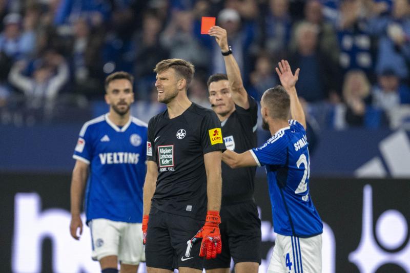 <p>Schiedsrichter Harms Osmers zeigte Lauterns Torwart Andreas Luthe die Rote Karte.</p>