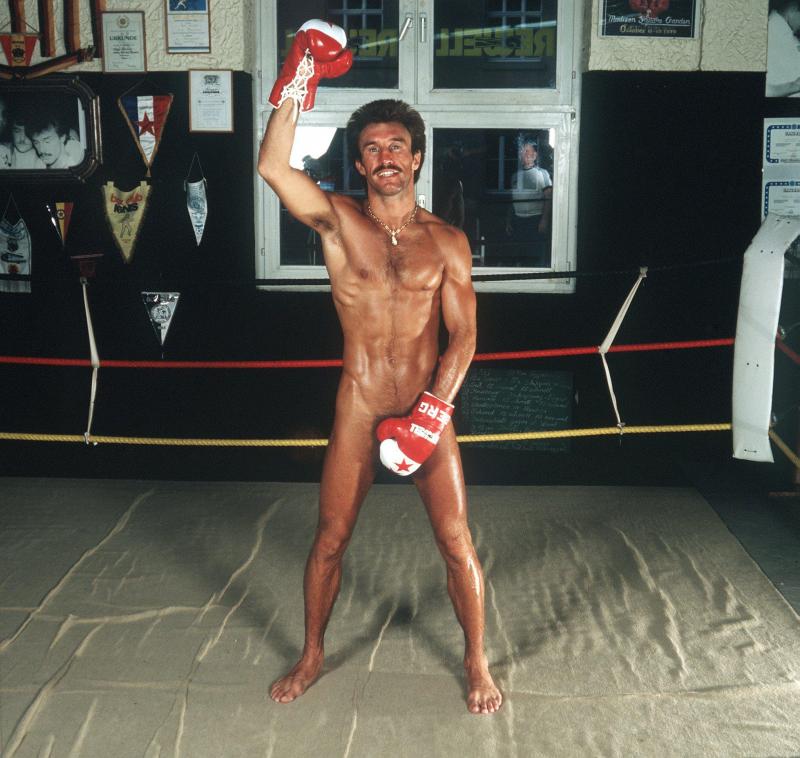 <p>Rene Weller posiert 1983 nackt und nur mit Boxhandschuhen bekleidet in seinem Trainingsraum.</p>
