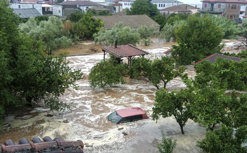 <p>Ein Auto steht im Hochwasser im Dorf Milina in der Region Thessalien.</p>