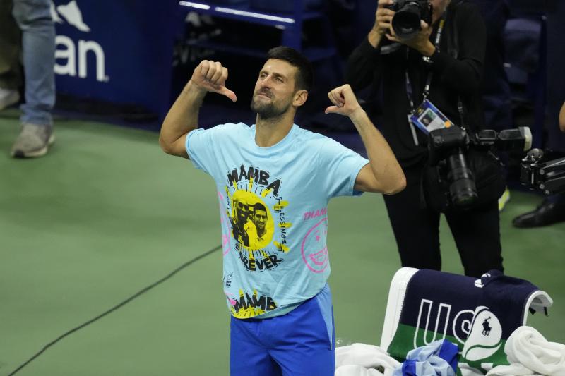 <p>Novak Djokovic trägt ein T-Shit mit der Aufschrift „Mamba forever“ nach seinem Sieg.</p>
