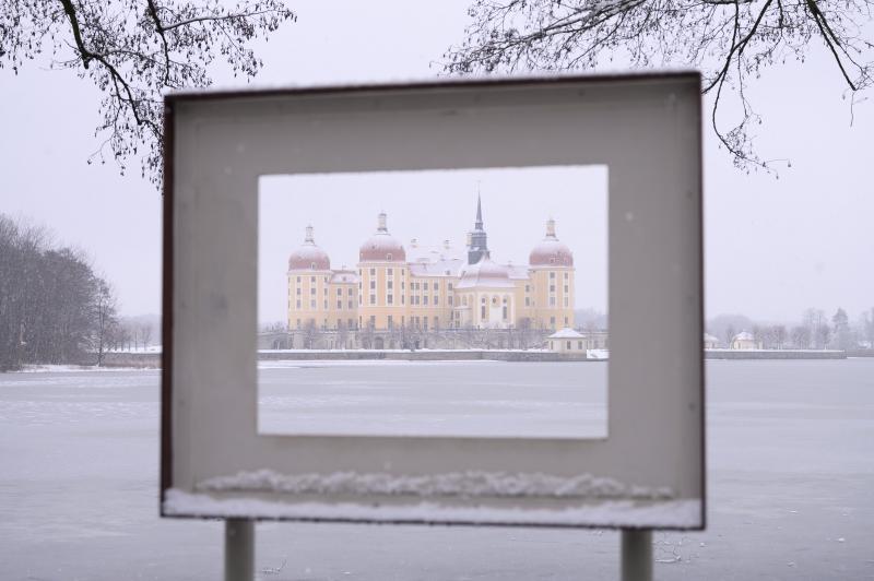 <p>Mit Schnee bedeckt ist das Schloss Moritzburg hinter dem mit Eis bedeckten Schlossteich. Der Schloss in der Nähe von Dresden diente als Drehort für den Weihnachtsklassiker „Drei Haselnüsse für Aschenbrödel“.</p>