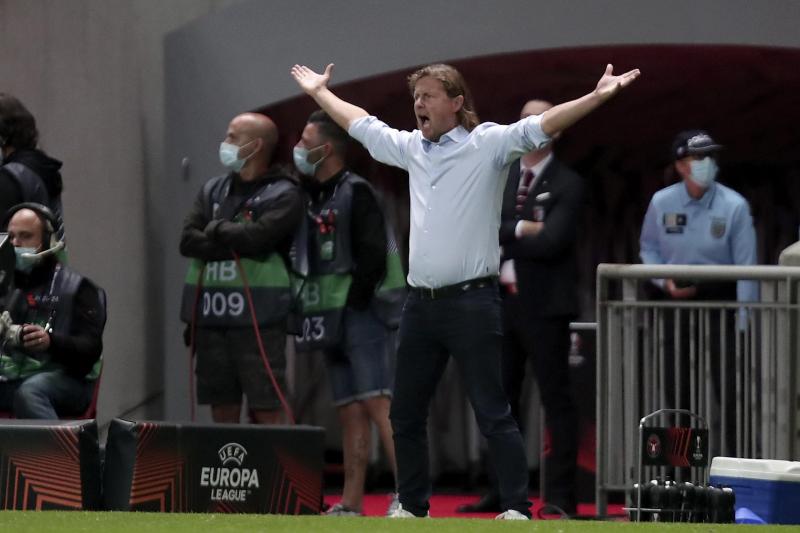 <p>Bo Henriksen gestikuliert während eines Spiels an der Seitenlinie.</p>