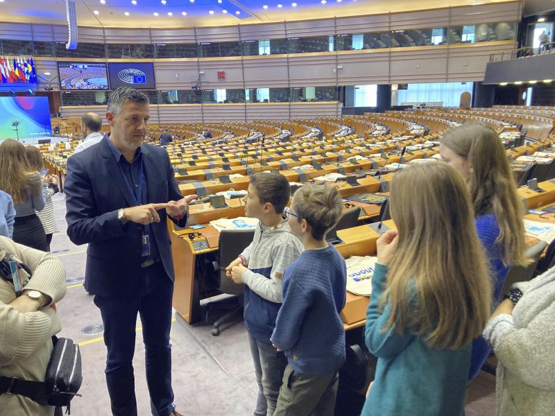 <p>Pascal Arimont mit den Sternsingern aus Berg beim Rundgang durch das Europäische Parlament.</p>