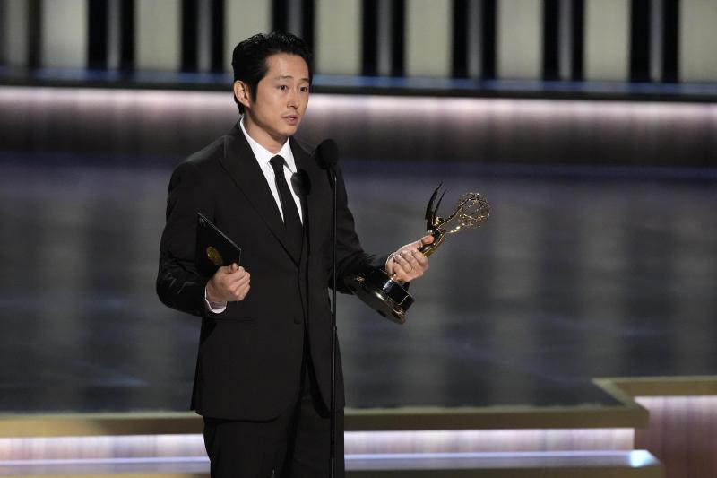 <p>Steven Yeun nimmt den Preis für den herausragenden Hauptdarsteller in einer Serie oder einem Film für „Beef“ entgegen.</p>