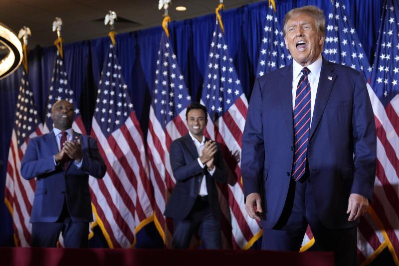 <p>Donald Trump kommt zu einer Rede bei einer Vorwahl-Party in Nashua.</p>