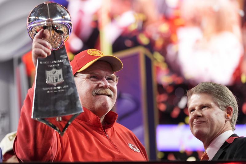 <p>Der Cheftrainer der Kansas City Chiefs, Andy Reid, hält die Vince Lombardi Trophy, während der Vorstandsvorsitzende und CEO der Kansas City Chiefs, Clark Hunt, nach dem Sieg zusieht. Die Chiefs gewannen 25-22.</p>