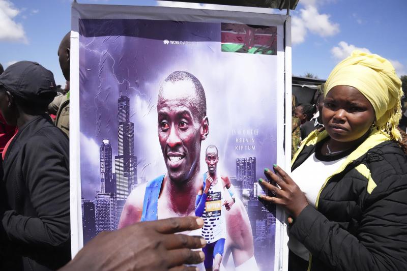 <p>Eine Frau hält ein Porträt des kenianischen Leichtathleten Kelvin Kiptum vor einer öffentlichen Besichtigung seiner sterblichen Überrestes.</p>