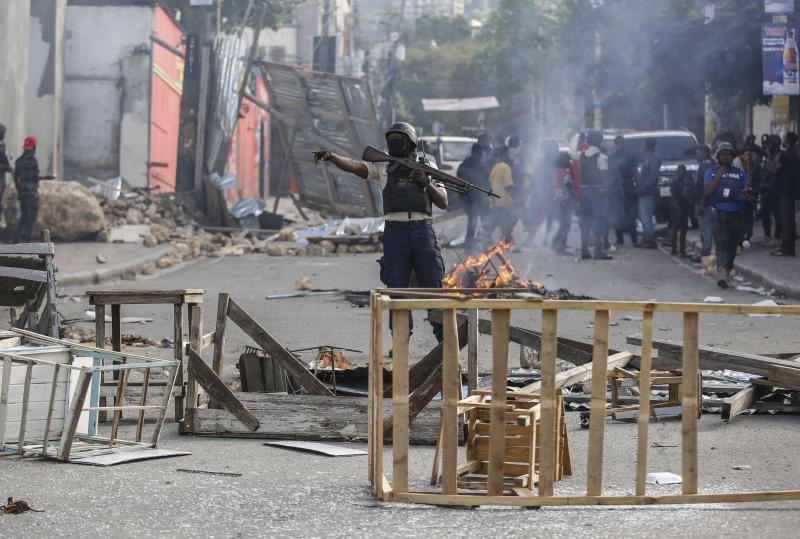 <p>Die Polizei sichert in Port-au-Prince eine Straßensperre.</p>