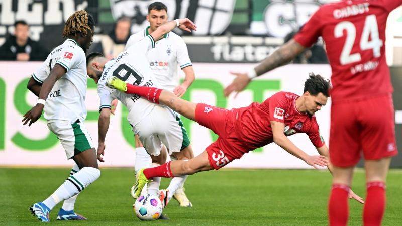 <p>Mönchengladbachs Franck Honorat (links) und Kölns Max Finkgräfe kämpfen um den Ball.</p>