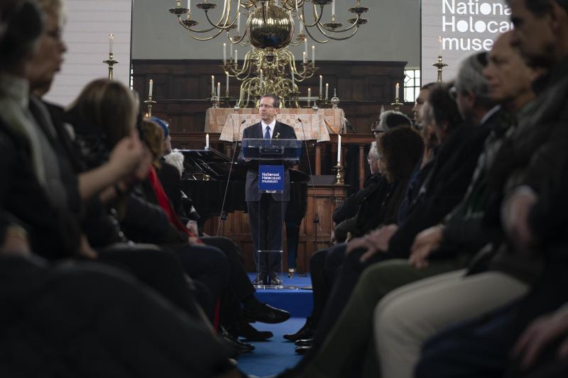 <p>Izchak Herzog, Präsident von Israel, spricht in der „Portugiesischen Synagoge“ während einer Zeremonie zur Eröffnung des neuen Nationalen Holocaustmuseums.</p>