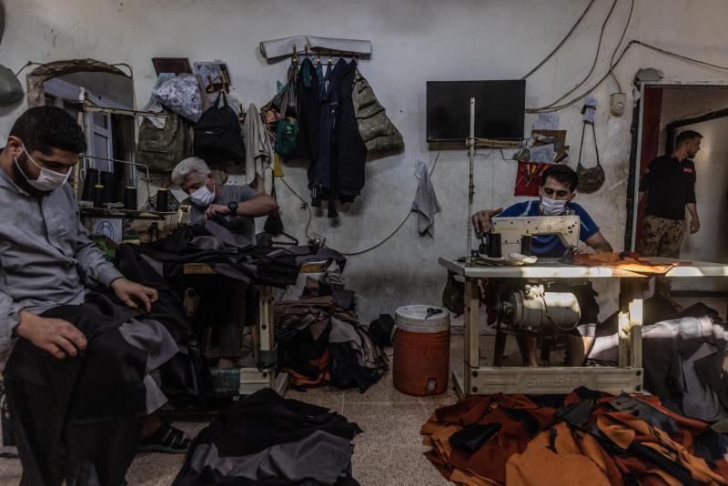 <p>Im Gefängnis der Militärpolizei in Aleppo, das für Personen bestimmt ist, die wegen Drogendelikten angeklagt wurden, arbeiten Gefangene im Rahmen ihrer Strafe als Schneider.</p>