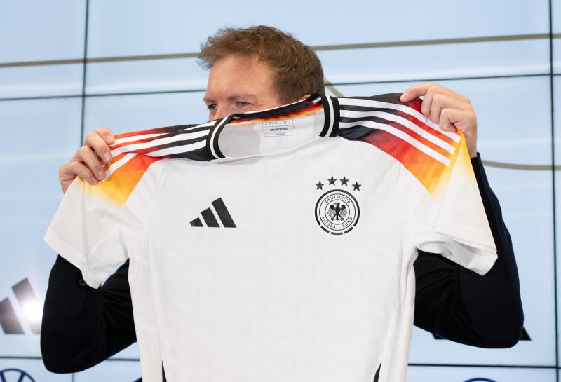 <p>Julian Nagelsmann hielt auf einer Pressekonferenz das neue offizielle EM-Trikot des DFB-Teams hoch.</p>