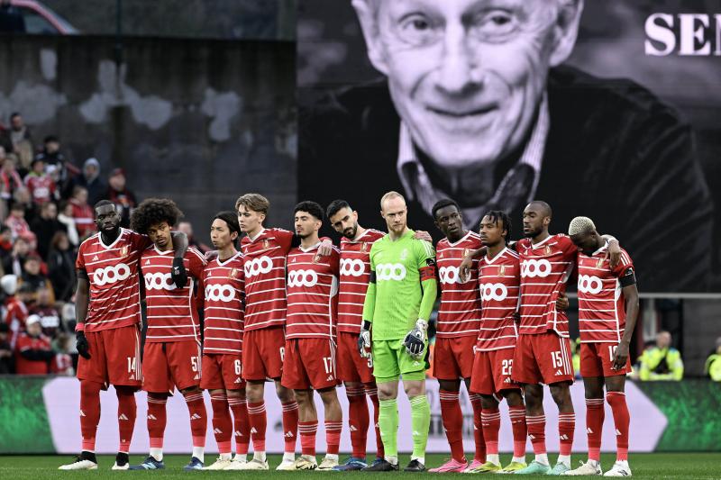 <p>Vor dem Spiel gab es eine Schweigeminute für Léon Semmeling. Der ehemalige Nationalspieler und Profi von Standard Lüttich verstarb am Donnerstag.</p>