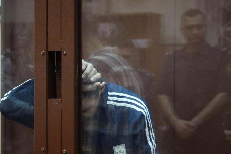 <p>Ein Tatverdächtiger des Terroranschlags hält sich in einem Glaskäfig im Bezirksgericht Basmanny auf.</p>