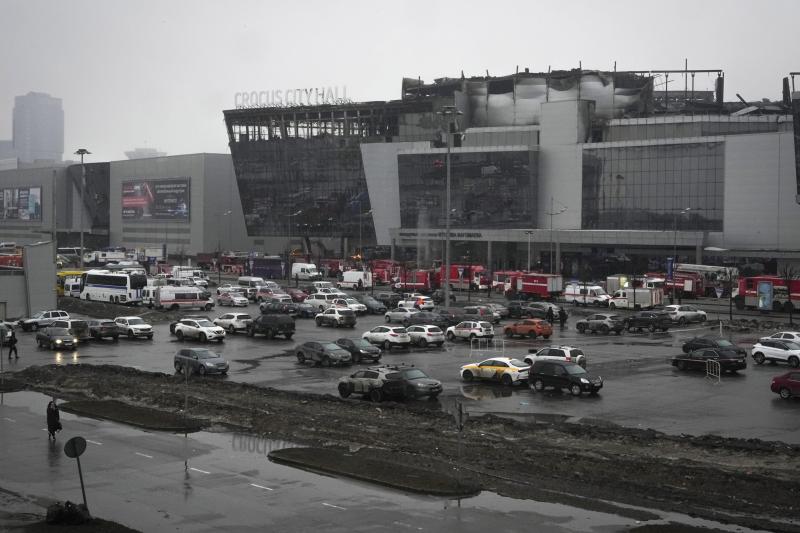 <p>Ein Blick auf das abgebrannte Veranstaltungszentrum Crocus City Hall nach einem Anschlag am westlichen Rand von Moskau</p>