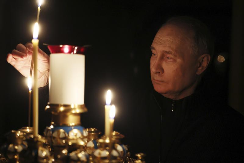 <p>Auf diesem von der nationalen Nachrichtenagentur Sputnik via AP veröffentlichten Foto zündet Wladimir Putin am Volkstrauertag eine Kerze zum Gedenken an die Opfer des Anschlags an.</p>