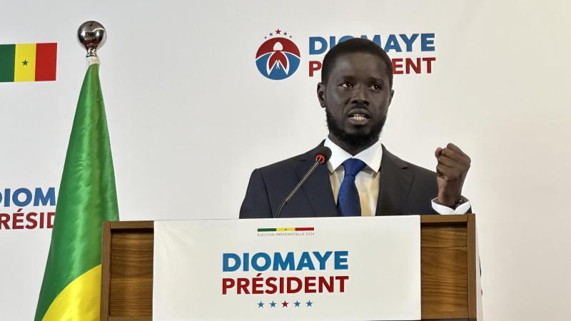 <p>Der in Senegal zum Präsidenten gewählte Politiker Bassirou Diomaye Faye spricht bei seiner ersten Pressekonferenz nach der Wahl.</p>