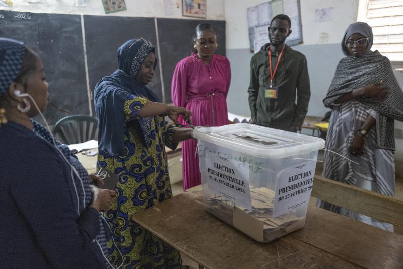 <p>Wahlhelfer öffnen in Dakar Wahlurnen vor der Auszählung der Stimmen bei den Präsidentschaftswahlen.</p>