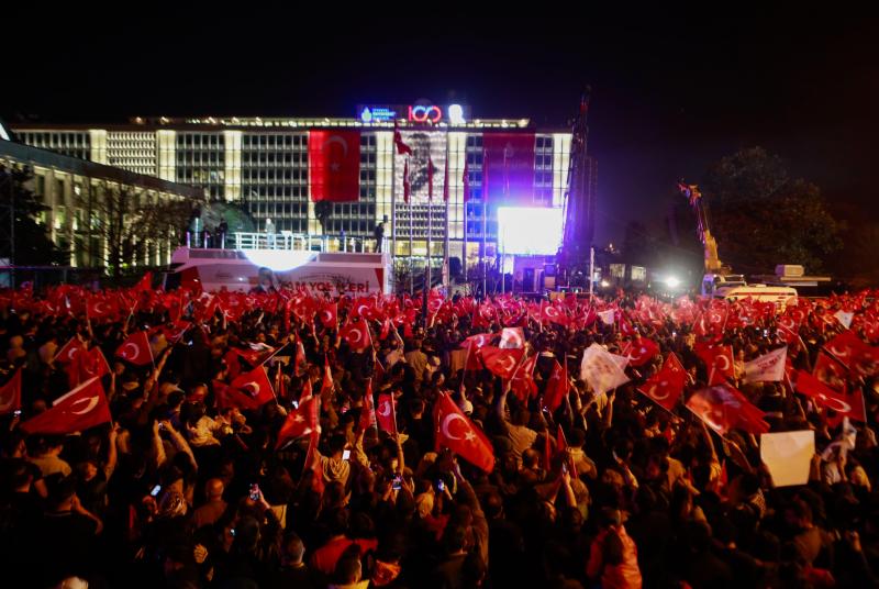 <p>Anhänger von Ekrem Imamoglu versammeln sich nach den Kommunalwahlen und feiern seinen Sieg vor dem Rathaus in Istanbul.</p>