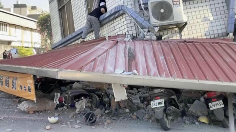 <p>Auf diesem Bild, das aus einem Video des Fernsehsenders TVBS stammt, überprüft ein Mann ein teilweise eingestürztes Gebäude in Hualien im Osten Taiwans.</p>